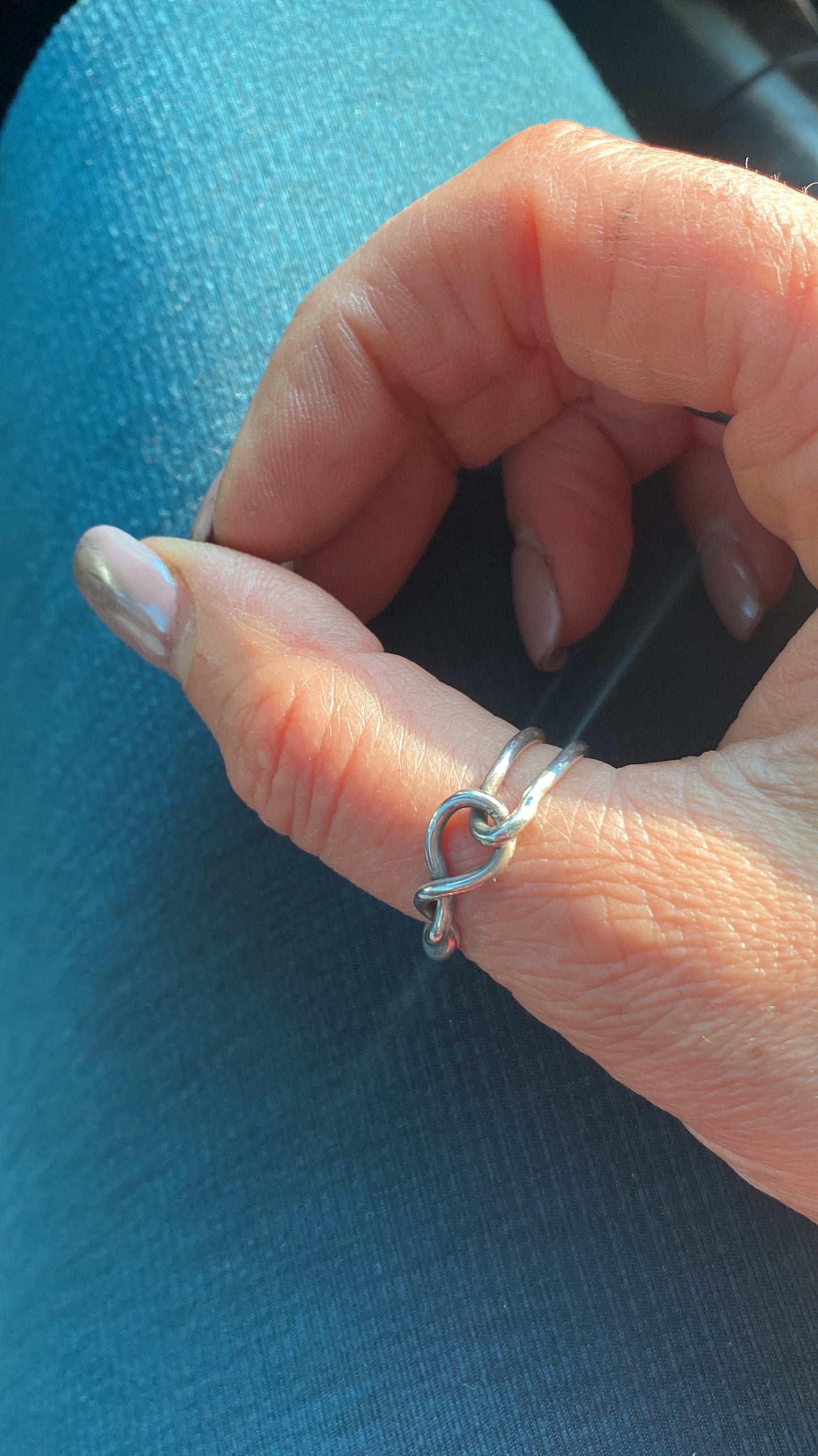 Twisted interconnected ring