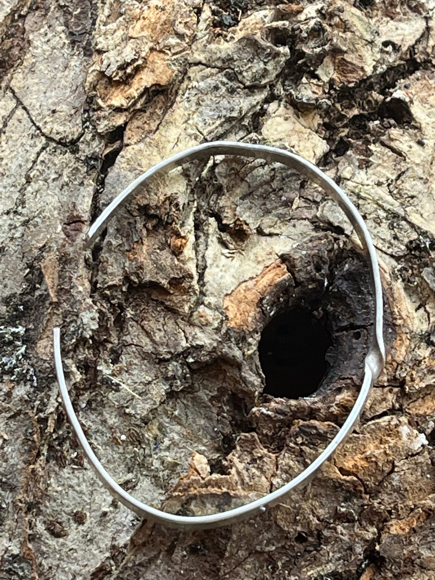 Thin Patterned Single Twist Cuff