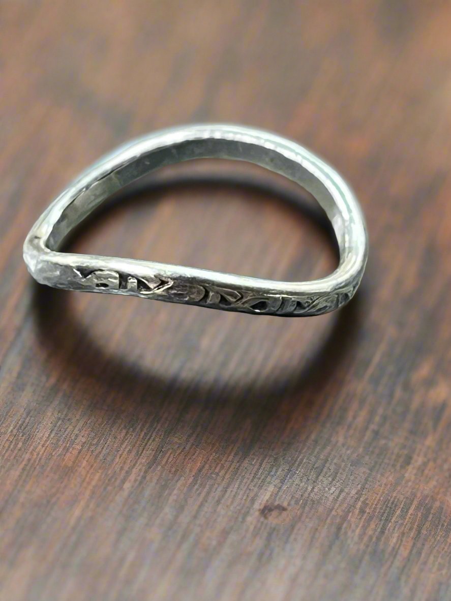 Curved ring